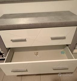 Cassettiera bianco-grigio.