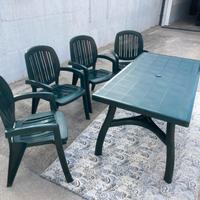 Tavolo da giardino con 4 sedie in resina