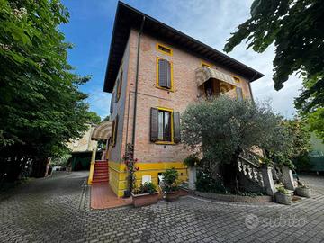 Villa di 300 m² con più di 5 locali e box auto dop