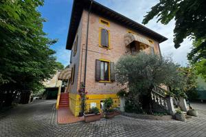 Villa di 300 m² con più di 5 locali e box auto dop