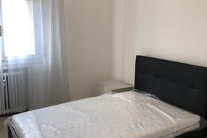 Viale Don Minzoni: camera arredata