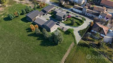 VILLA A SCHIERA D'ANGOLO A VEZZANO SUL CROSTOLO