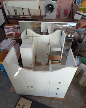 Mobile bagno con lavabo e specchio