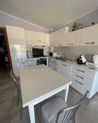 Cucina completa di elettrodomestici