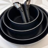 SET PADELLE LAGOSTINA 4 CASSERUOLE + 2 MANICI