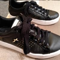 Sneakers donna nere con dettagli oro.