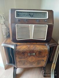 Radio e mobile vintage d’epoca in legno.