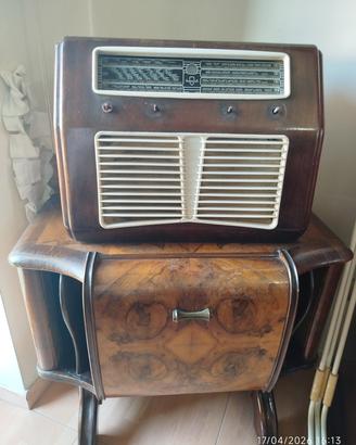 Radio e mobile vintage d’epoca in legno.