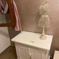 Mobile di legno bianco stile shabby e poltrona