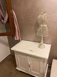 Mobile di legno bianco stile shabby e poltrona