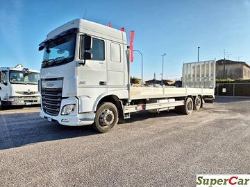 DAF XF 106 440 pianale scarrabile, rampa e verrice