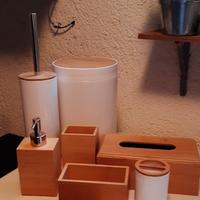 Accessori bagno bianco e bamboo