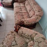 salotto  con 2 poltrone vintage in velluto e legno