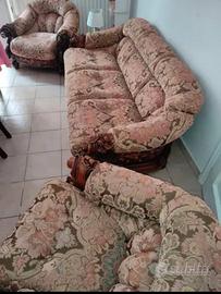 salotto  con 2 poltrone vintage in velluto e legno