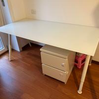 Tavolo con base in vetro