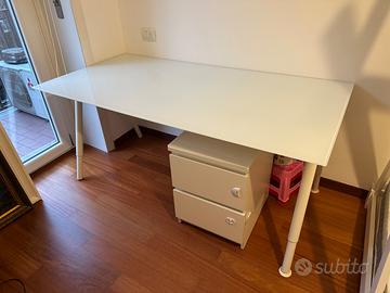 Tavolo con base in vetro