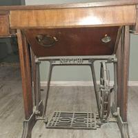 Tavolo vintage con macchina da cucire a scomparsa