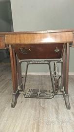 Tavolo vintage con macchina da cucire a scomparsa