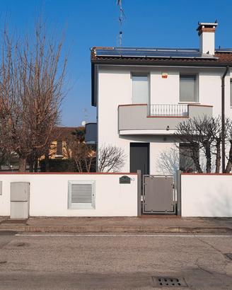 Bosaro, villetta libera su 3 lati come nuova