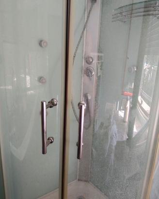 cabina doccia semicircolare con idromassaggio