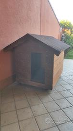 Casetta grande e robusta in legno per cane.