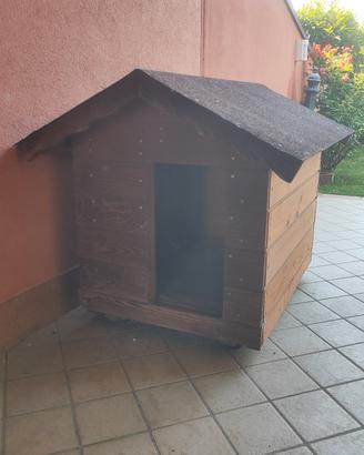 Casetta grande e robusta in legno per cane.