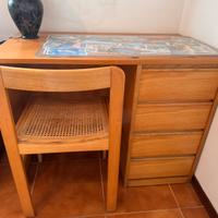 Scrivania in legno con cassettiera