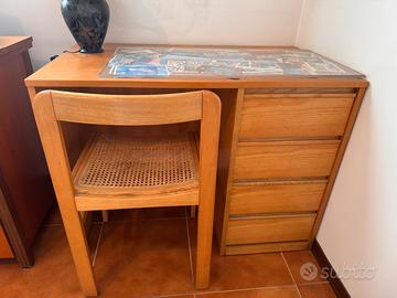 Scrivania in legno con cassettiera