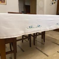 Tovaglia bianca con tovaglioli