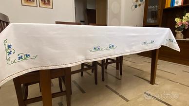 Tovaglia bianca con tovaglioli