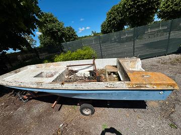 Barca in vetroresina da sistemare - con carrello