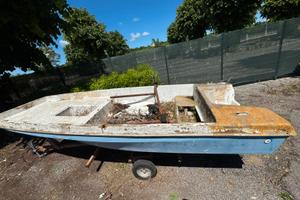 Barca in vetroresina da sistemare - con carrello
