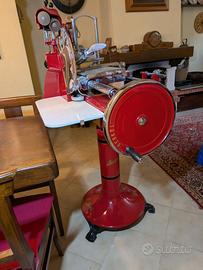 Affettatrice Berkel vintage con piedistallo