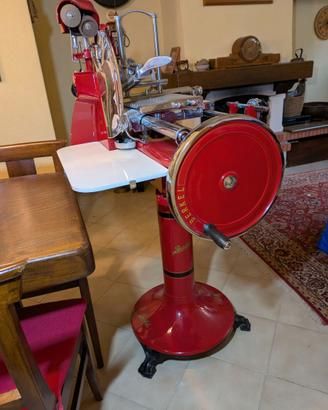 Affettatrice Berkel vintage con piedistallo