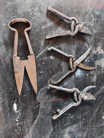 Quattro vecchie forbici antiche