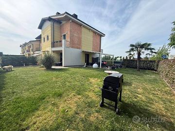 Villetta a schiera di 165 m² con 4 locali e box au