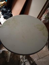 armadio tavolo e sedie 