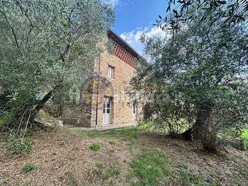 Rustico / Casale di 215 m² con più di 5 locali a C