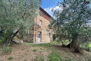 Rustico / Casale di 215 m² con più di 5 locali a C