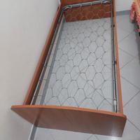 Letto singolo con rete in metallo 