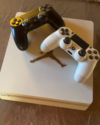 Ps4 + 2 controller + 3 giochi