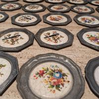 26 piattini decorativi in peltro e plastica 