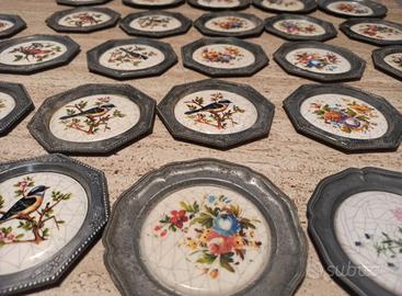 26 piattini decorativi in peltro e plastica 