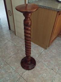 Elegante colonna/piedistallo in legno tornito.