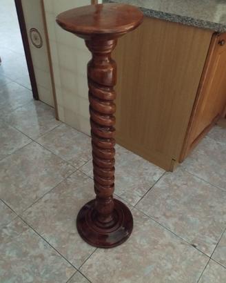 Elegante colonna/piedistallo in legno tornito.