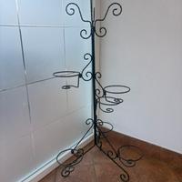 Porta fiori in ferro battuto nero lucido.