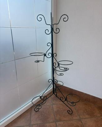 Porta fiori in ferro battuto nero lucido.