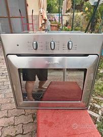 Forno da incasso marca Ariston.