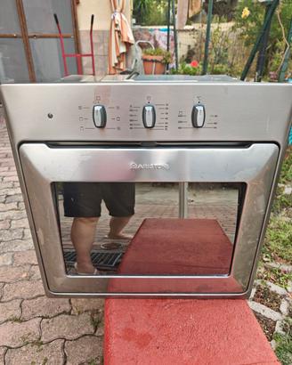 Forno da incasso marca Ariston.