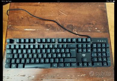 Tastiera Trust GXT 835 Azor da gaming illuminata